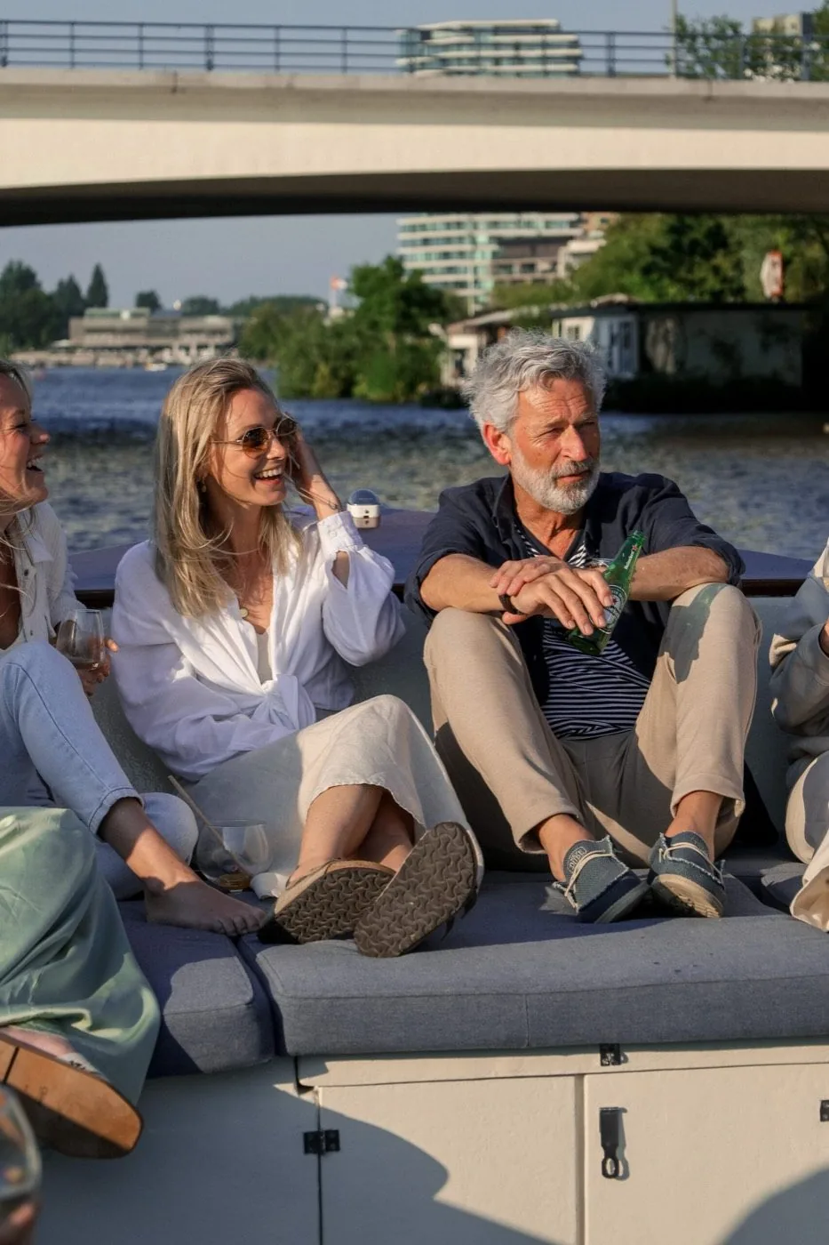 Collega's in gesprek aan boord tijdens een zakelijke rondvaart
