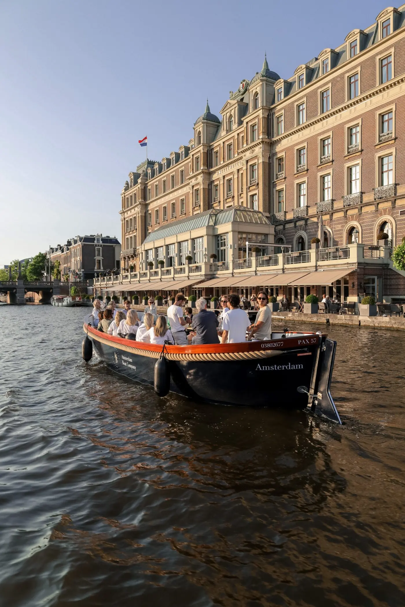 Ervaren schipper vaart de boot over het IJ