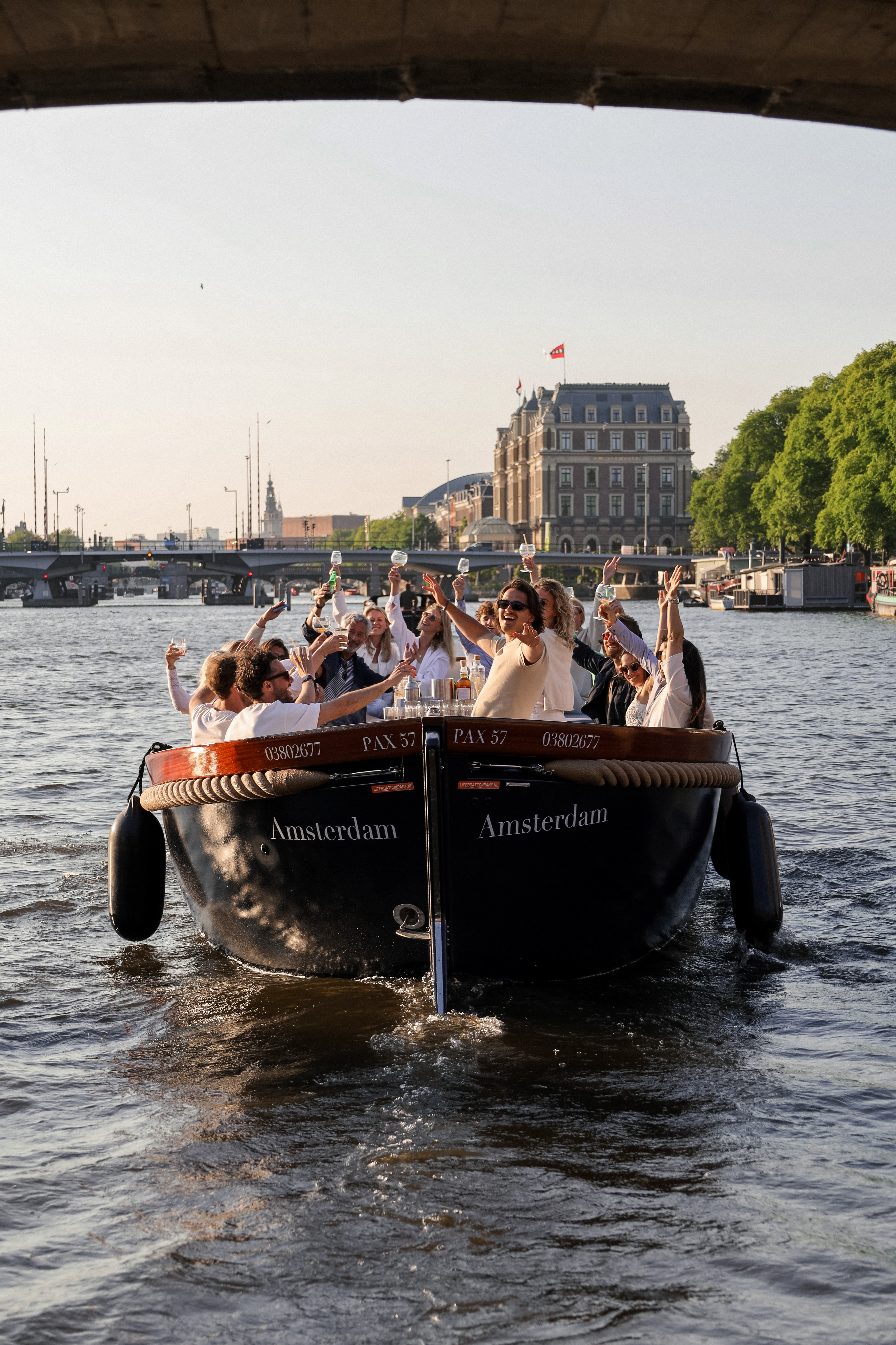 Bedrijfsuitje op een privé sloep door de Amsterdamse grachten