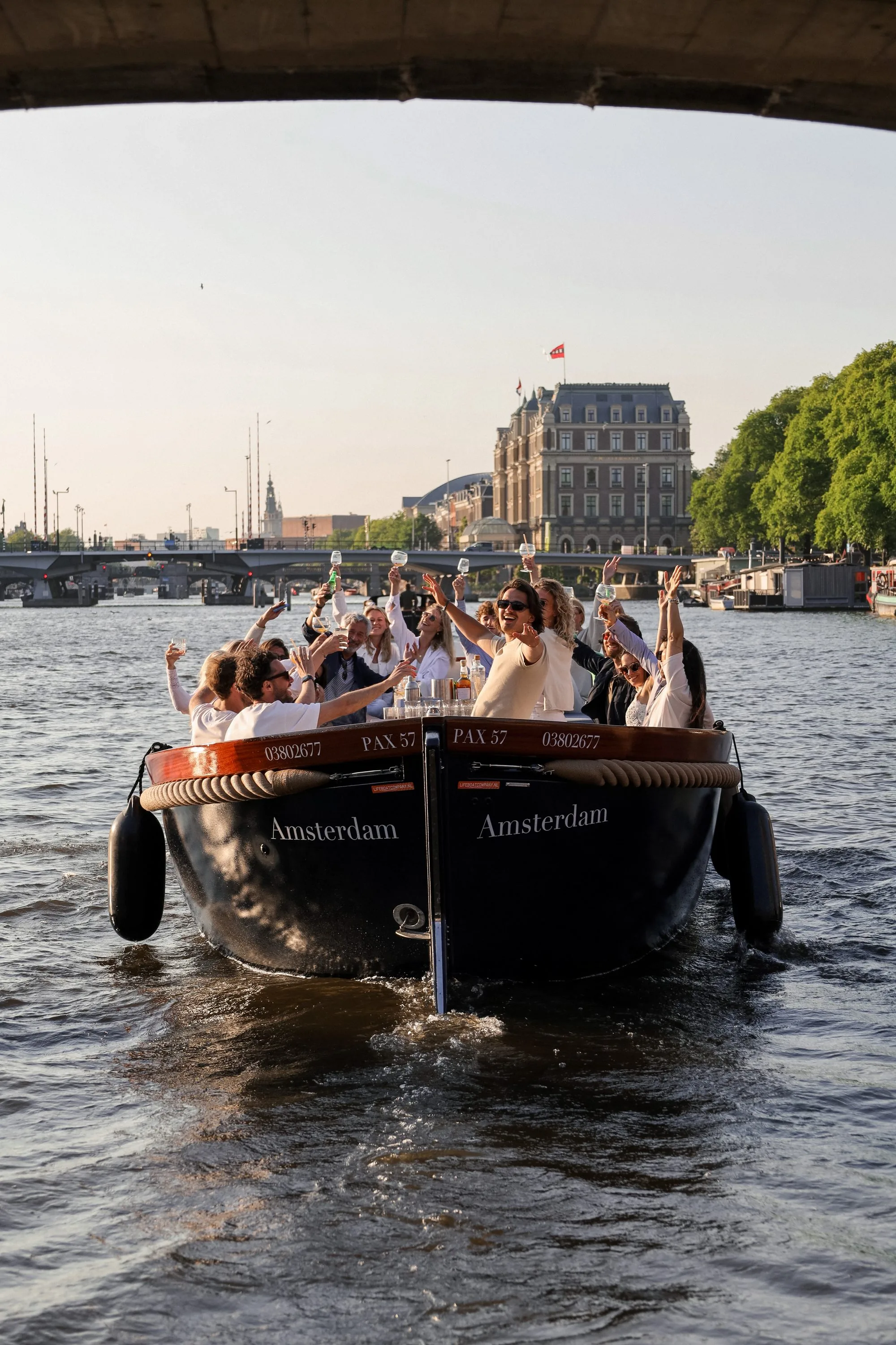Bedrijfsuitje op een privé sloep door de Amsterdamse grachten