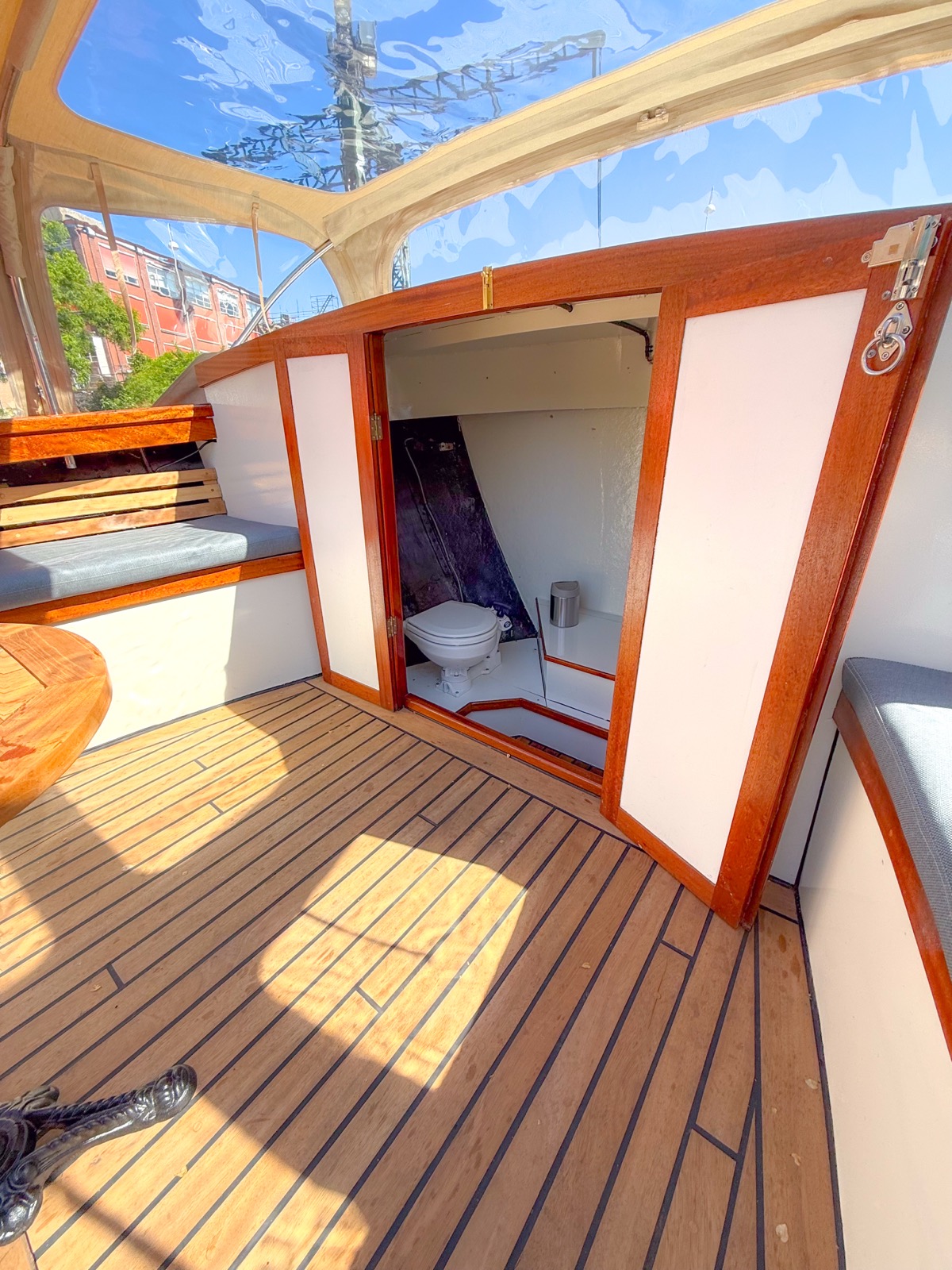 Privé WC Zaza met mahonie deur