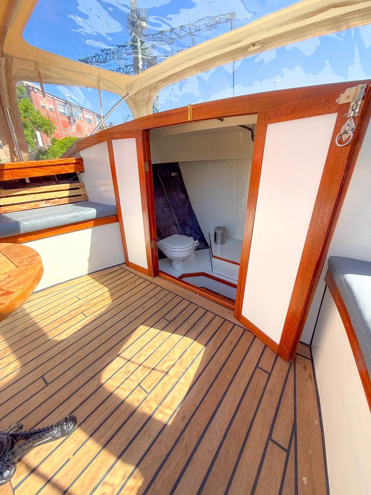 Privé WC Zaza met mahonie deur